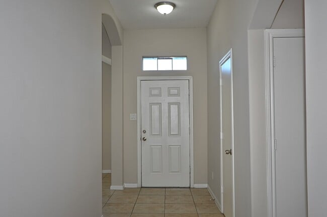 Building Photo - 15223 Stoneyview Dr