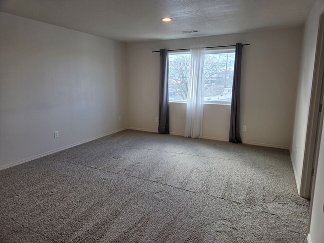 Building Photo - 2-story 3 bed 2.5 bath with garage