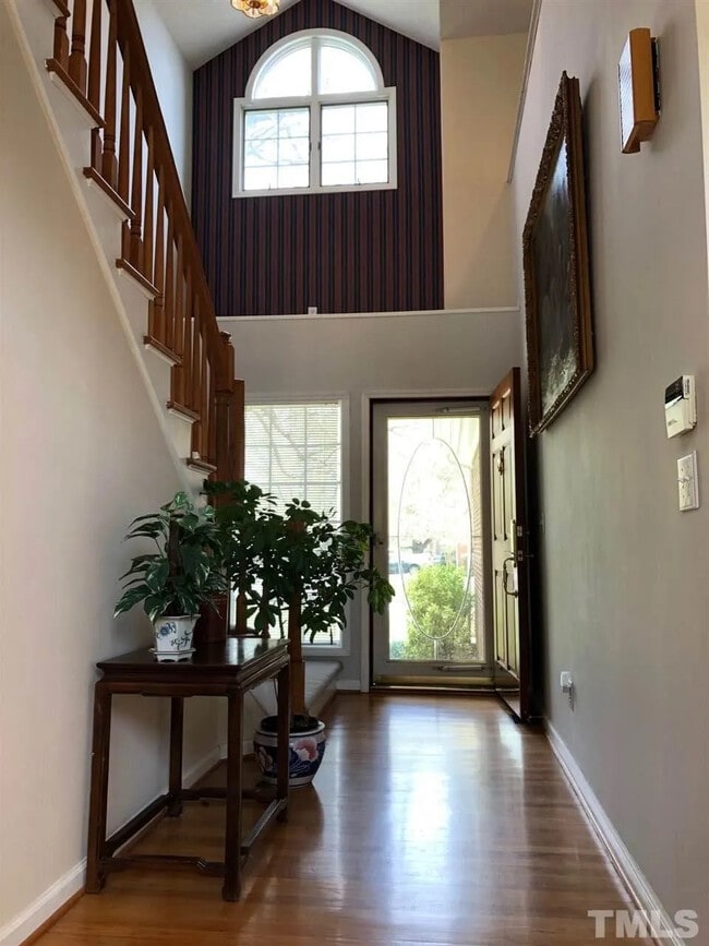 Building Photo - Room in House on Kingsway Dr