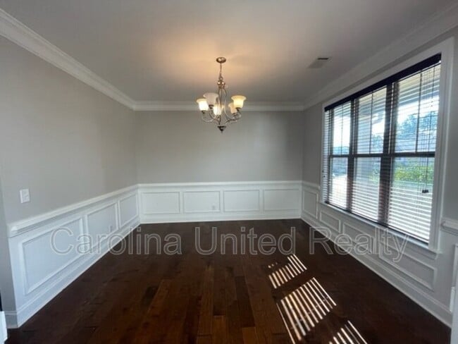 Building Photo - 344 Brentford Ave