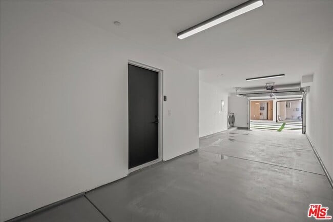 Building Photo - 849 N June St