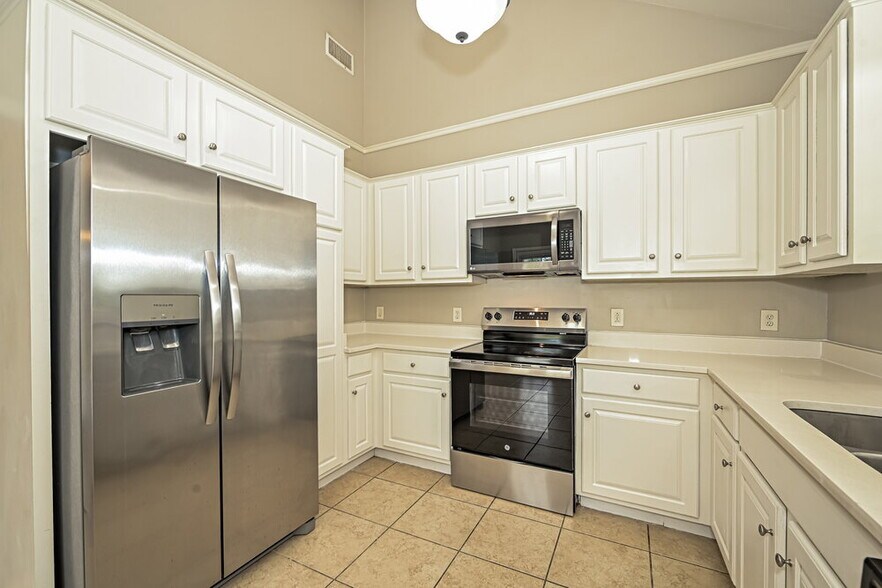 Building Photo - 1102 Burlington Ct