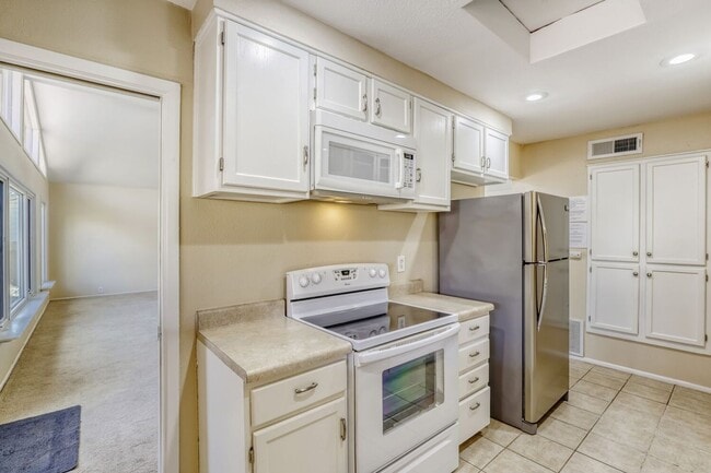 Building Photo - ALL Utilities Included!