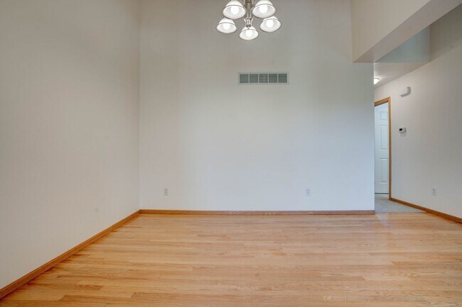 Building Photo - Woodridge Estates Townhomes