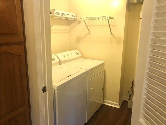 Building Photo - 544 McGill Pl NE