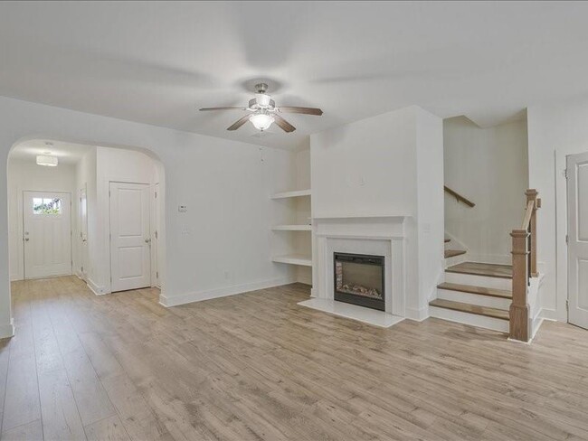 Building Photo - 1809 Edgehill Dr