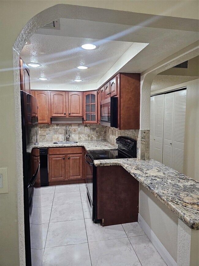 Building Photo - 3720 N Pine Island Rd