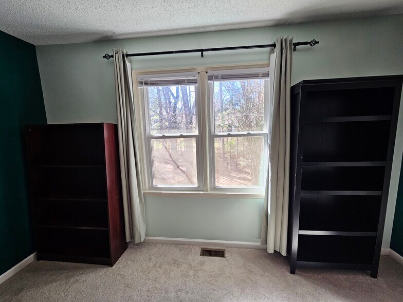 Building Photo - 117 Forest Oaks Dr