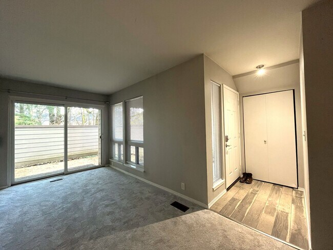 Building Photo - 2 Bed 2 Bath Corner Condo ~ Cedar Mill w/ Washer & Dryer, Parking and Pool! Convenient to Nike, S...