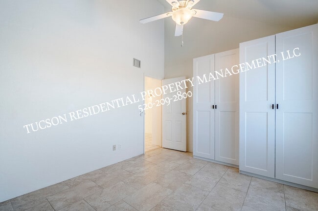 Building Photo - 5675 N Camino Esplendora