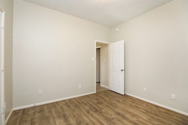 Building Photo - 8231 Gran Villa Dr