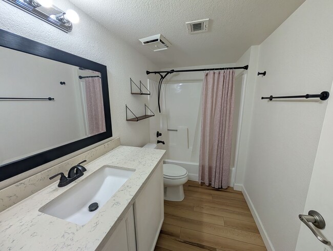 Building Photo - 2 bedroom, 2 Bathroom The Cliffs at North ...