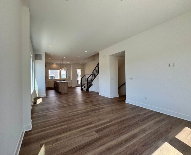Building Photo - 706 Saddle Dr
