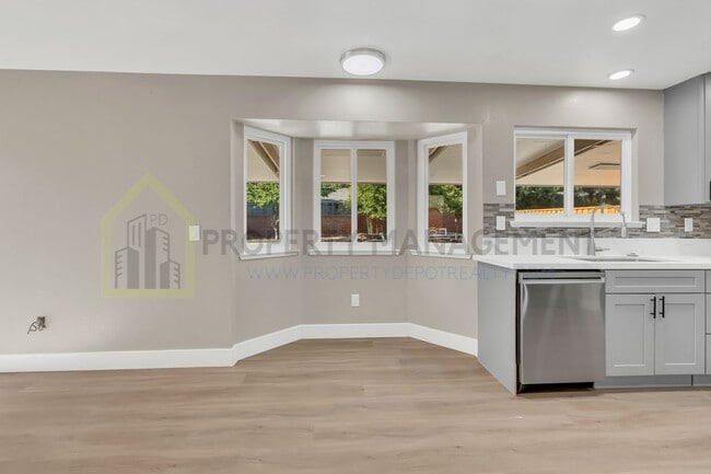 Building Photo - Completely Renovated 4-Bedroom Home with M...