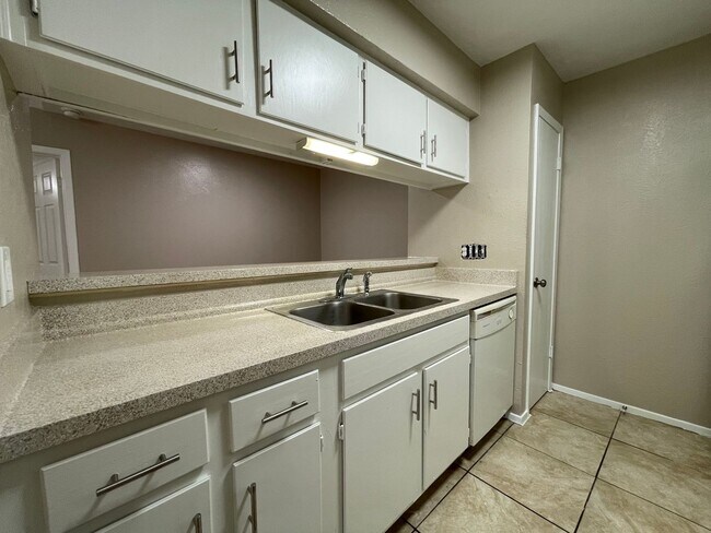 Building Photo - AVAILABLE NOW 2 BED 2 BATH APARTMENT IN EU...