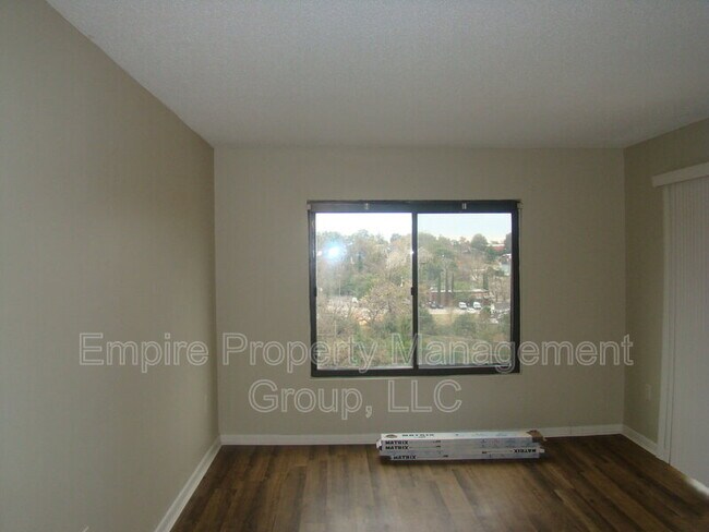 Building Photo - 1600 Park Cir