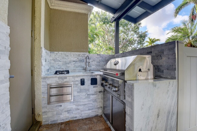 Building Photo - 921 Osceola Dr