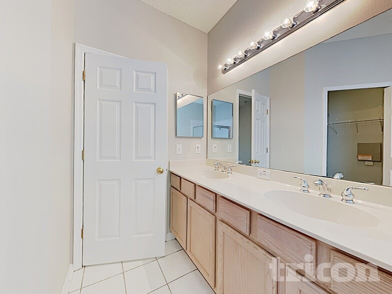Building Photo - 10525 Beneva Dr