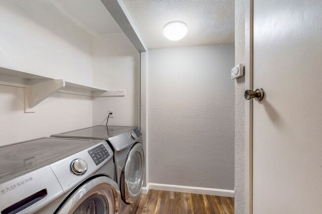 Building Photo - Great 2 Bedroom / 1 Bathroom Main-Level Unit – Prime Location!