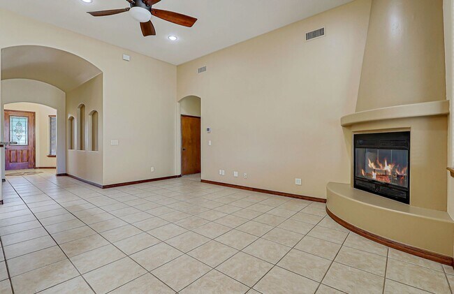 Building Photo - Beautiful Home in Sonoma Ranch with Amazin...