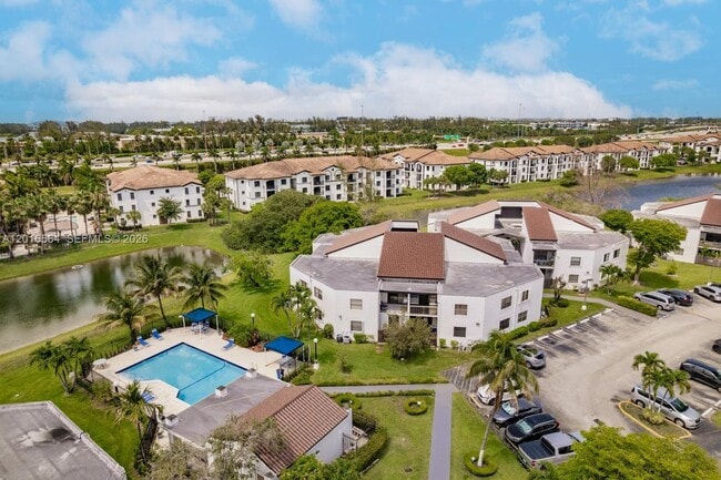 Building Photo - 9425 Fontainebleau Blvd