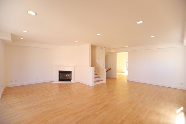 Building Photo - Bayview: Modern Townhome 4 bedroom 2 1/2 B...