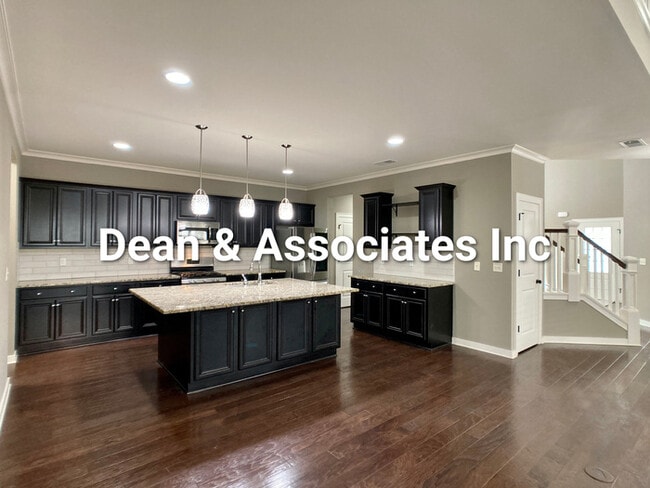 Building Photo - 472 Lake Chelsea Way