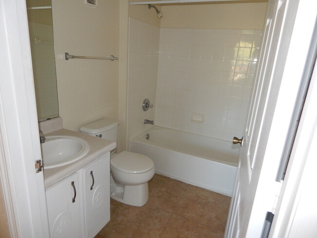 Building Photo - 2 Bed 2 Bath Condo In Plantation Park Near...