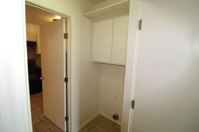 Building Photo - 211-213 Skylark Ct