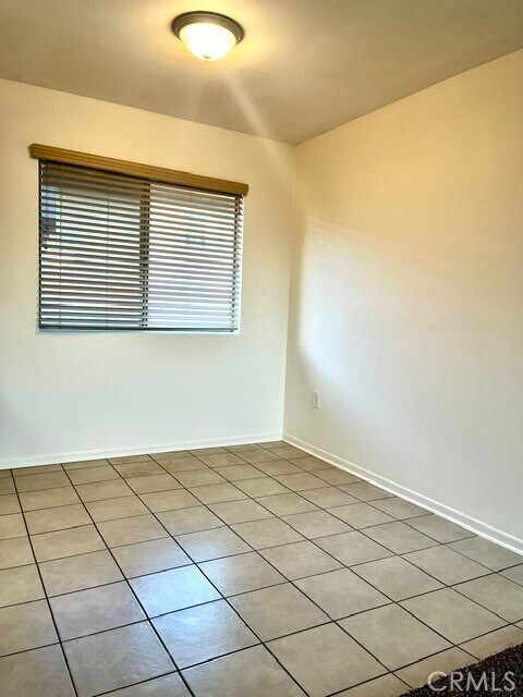 Building Photo - 2429 S Ridgewood Dr