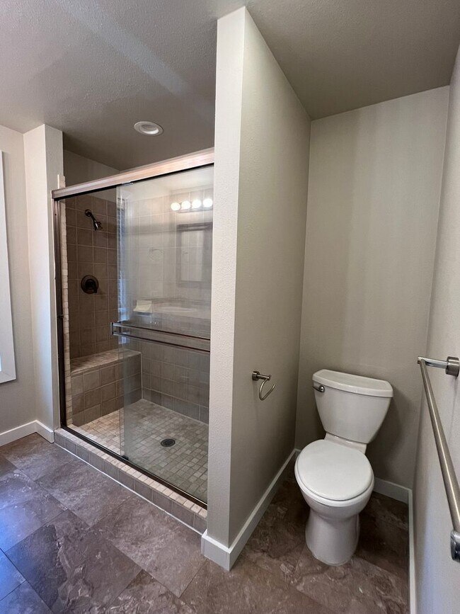 Building Photo - Fantastic 4 bed 3 bath home in the Highlan...