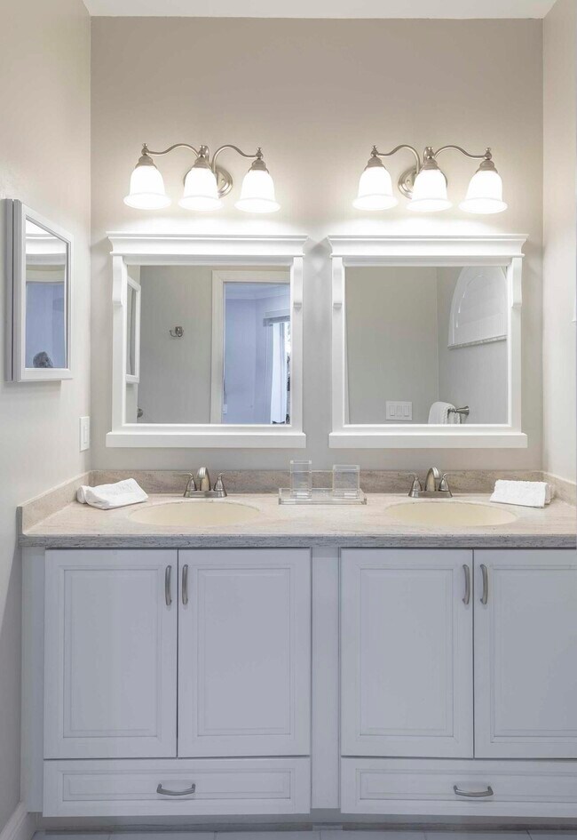 Building Photo - 4501 Fairway Dr N