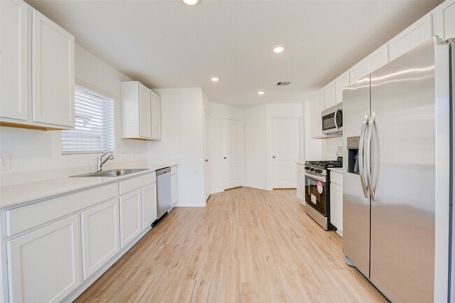 Building Photo - 17827 Pemswood Dr