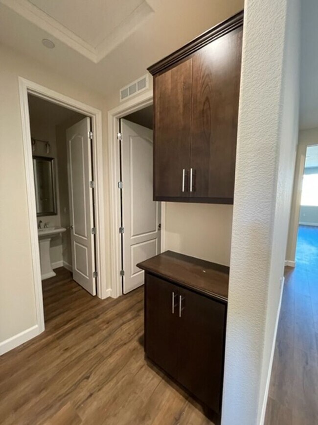 Building Photo - 3 Bedroom 2 Bathroom