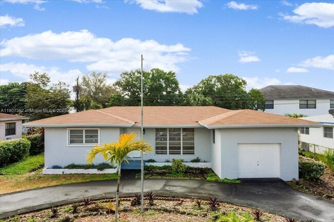 Primary Photo - 1060 NE 166th St