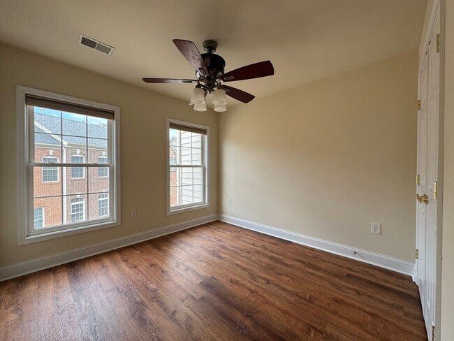 Building Photo - Gorgeous 4 Bed 3 Bath End Unit Brick Townh...
