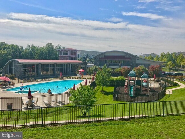 Building Photo - 2460 Eastbourne Dr