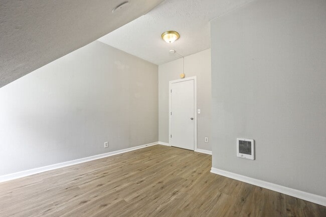 Building Photo - Victorian-style apartment available in the serene SW Hills