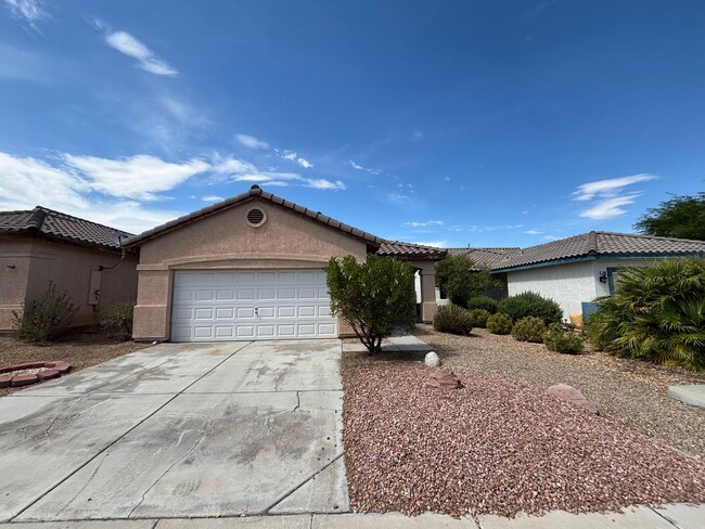 Building Photo - Beautiful 3Bed/2Bath Single Story Home loc...