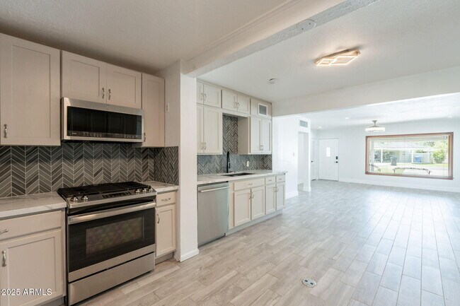 Building Photo - 1116 E Fern Dr N