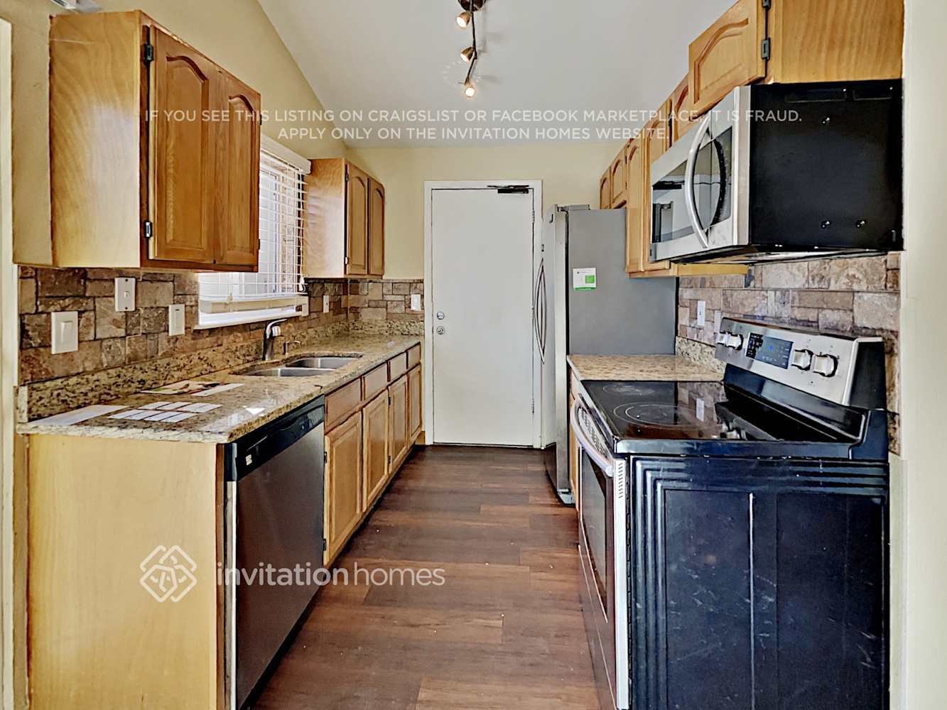 Building Photo - 17579 E Temple Dr