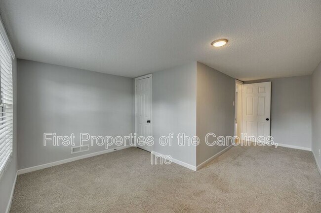 Building Photo - 210 Knox St