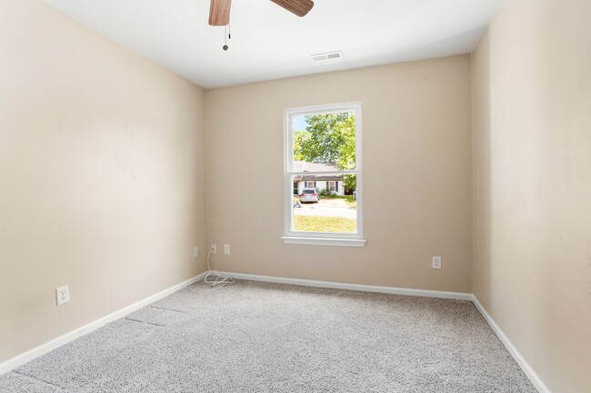 Building Photo - 2034 Ealing Crescent