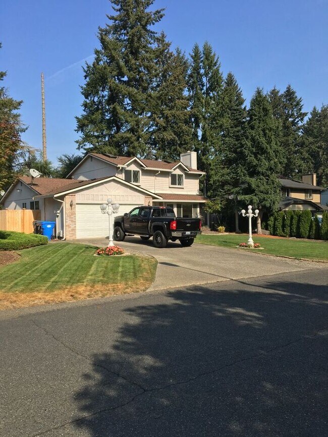 2 story home in the Puyallup close to shop... 9503 166th St E South