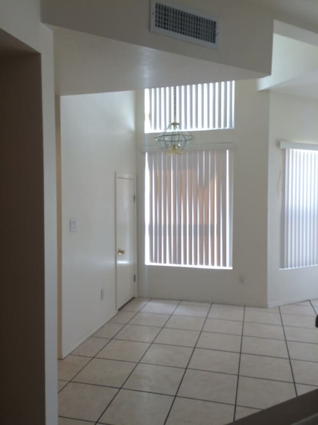 Building Photo - Under Market Rate! 3 bedroom 2 bath Townho...