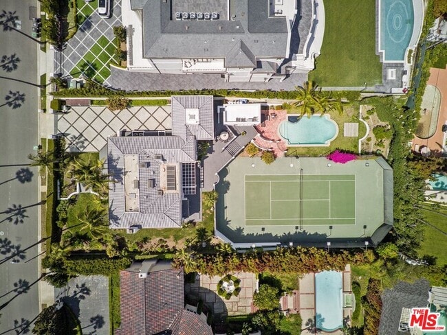 Building Photo - 910 N Crescent Dr