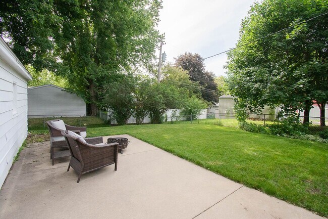 Building Photo - 3 Bedroom 1.5 Bath Available For Rent In Country Club Manor