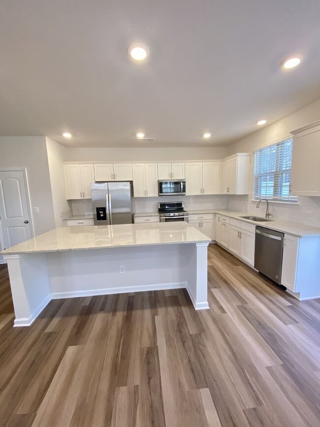 Building Photo - Beautiful 3BR/2.5BA Townhouse; Easy Access to I485 and Uptown