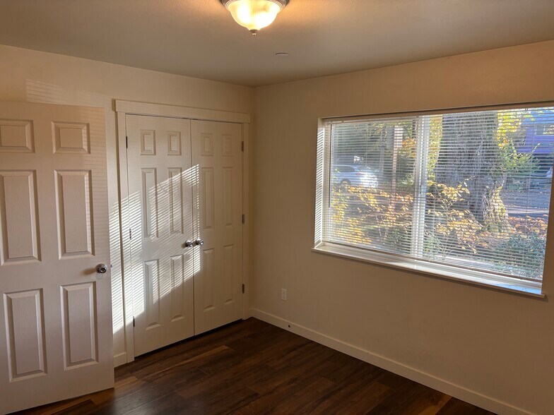 Building Photo - 909 W 4th Ave