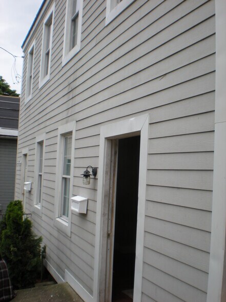 Building Photo - 208 Kearsarge St
